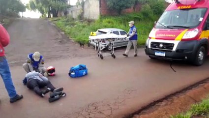 Mulher fica ferida após acidente entre carro e moto na Avenida Piquri