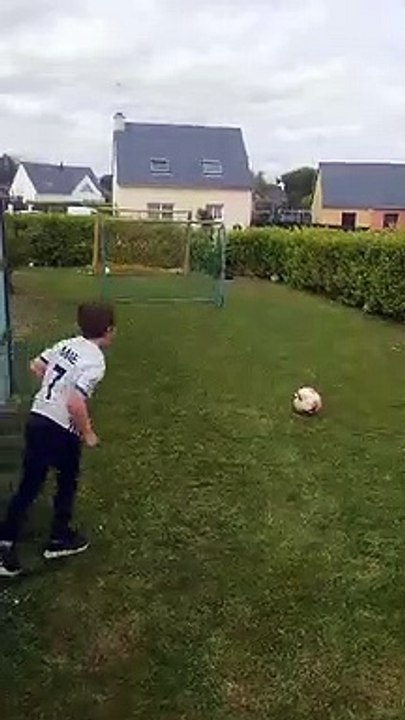 Coup Franc ....le mur a distance ...le ballon contourne le mur  eeeeetttttt ..... Bbbbuuuutttt ! ! !  Bravo Mr Mae !