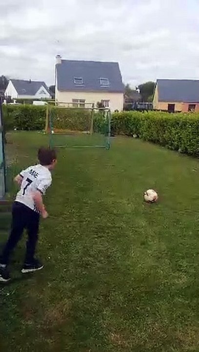 Coup Franc ....le mur a distance ...le ballon contourne le mur  eeeeetttttt ..... Bbbbuuuutttt ! ! !  Bravo Mr Mae !
