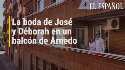 La boda de José López y Déborah Gurrea en un balcón de Arnedo