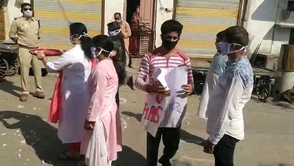 Tải video: झाबुआ: पुलिस ने कोरोना जागरूकता गीत गाकर किया जनता को प्रेरित