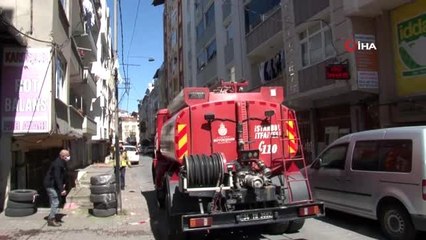 Esenler'de şiddetli rüzgar nedeniyle binanın çatısı kaydı