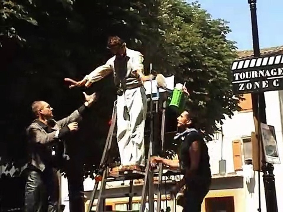 Extrait spectacle de théâtre de rue - Rôle : M. Stamp le réalisateur