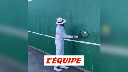 Video herunterladen: Federer (re)fait le mur et lance un défi - Tennis - WTF