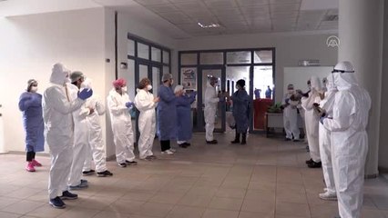 Kovid-19 tedavisi tamamlanan 18 kişi alkışlarla taburcu edildi