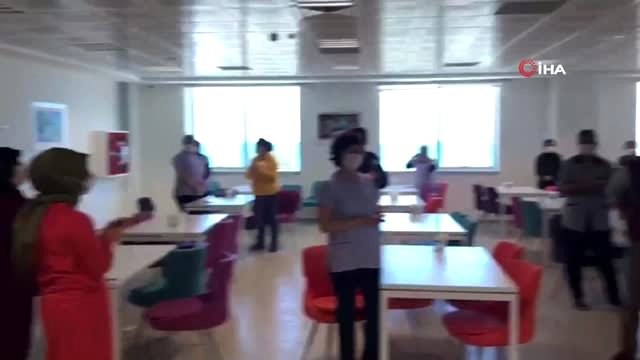 Finike Devlet Hastanesi'nde sağlık çalışanlarından temizlik personeline sürpriz