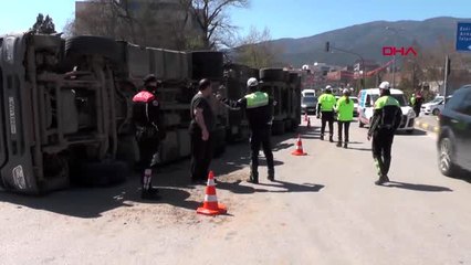 KARABÜK TIR kavşakta dönerken devrildi