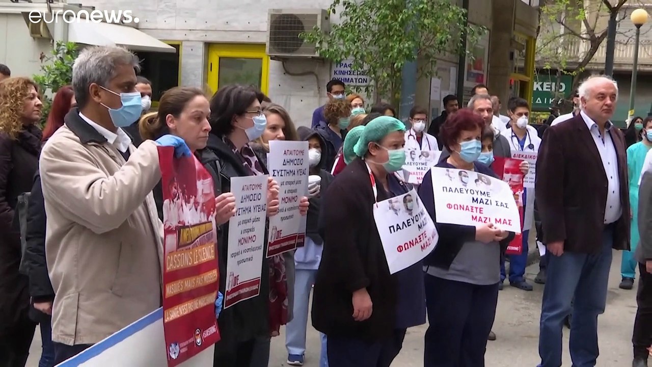 Διαδηλώσεις γιατρών και νοσηλευτών έξω από τα νοσοκομεία