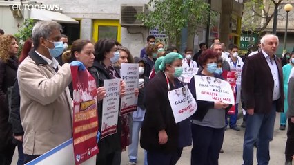 Διαδηλώσεις γιατρών και νοσηλευτών έξω από τα νοσοκομεία