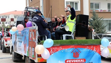 Evden çıkamayanlara seyyar konser