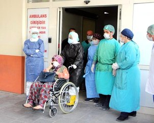 Oğlunun öldüğü koronavirüsü yenen 83 yaşındaki kadın, alkışlarla taburcu oldu