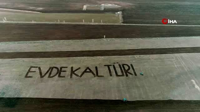 Çiftçiler traktörle tarlaya ' Evde kal Türkiye' yazdı