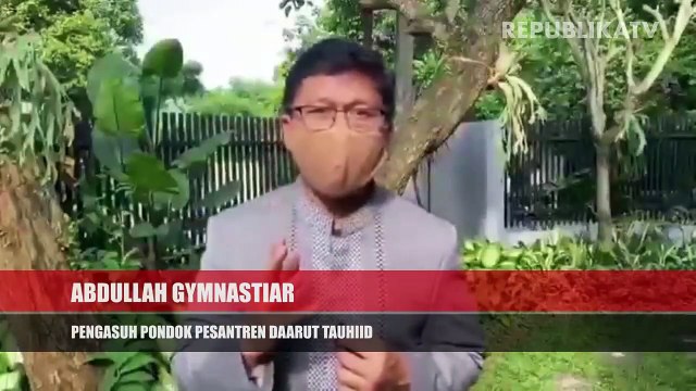 Siswa disabilitas netra didampingi guru mempraktikan cara cuci tangan yang benar.
