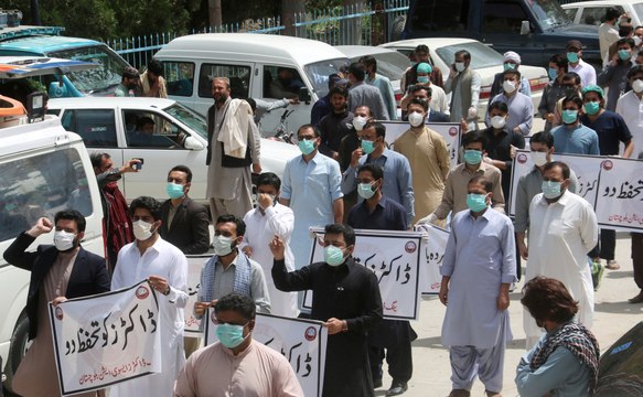 Coronavirus: Pakistani doctors arrested for protesting about lack of equipment to fight Covid-19