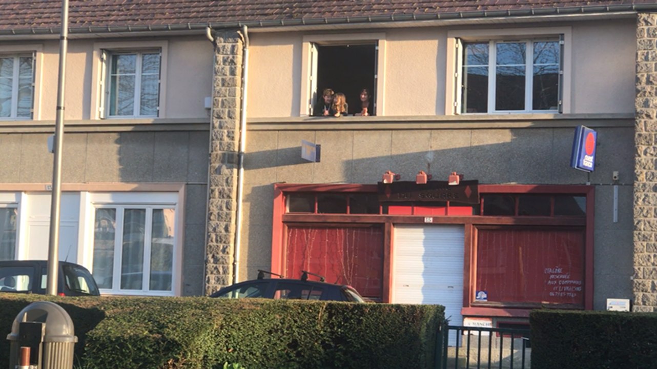 Square Leduc, des habitants applaudissent chaque soir les soignants.