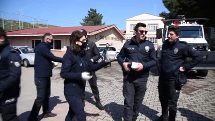 Descargar video: Görev başındaki polis, jandarma ve sağlık çalışanlarına 'Kandil simidi' ikram edildi