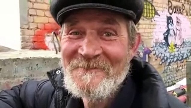 Regardez comment ce vieil homme Russe boit 3 bouteilles de vodka d’affilé !