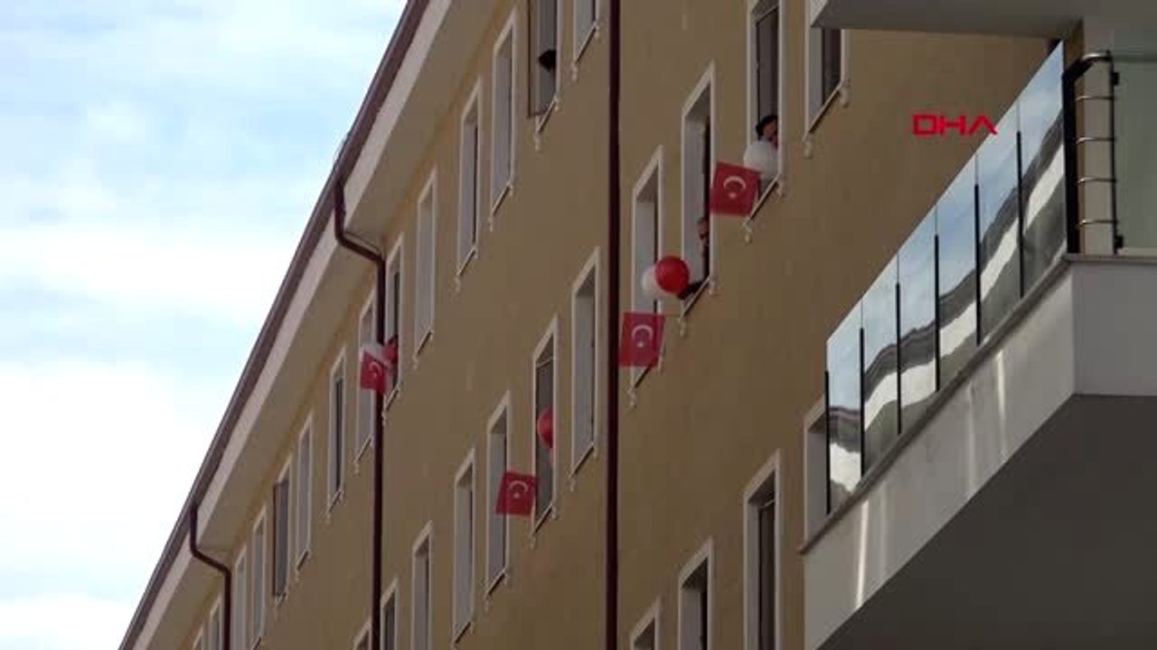 Yurtta kalanlar 'Memleketim' şarkısı eşliğinde...