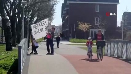 - Hollanda'da huzurevinde kalan annelerinin 81. yaşını pankartla kutladılar