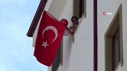 Karantina yurdunda balonlar korona virüsünden kurtulmak için uçuruldu