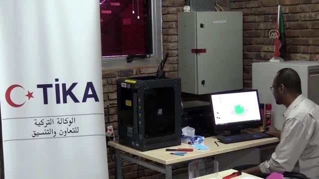 Sudan'ın Kovid-19'la mücadelesine TİKA'dan 3D yazıcı ile üretilen siperli maske desteği