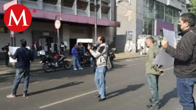 Trabajadores del Metro de CdMx bloquean avenida Izazaga