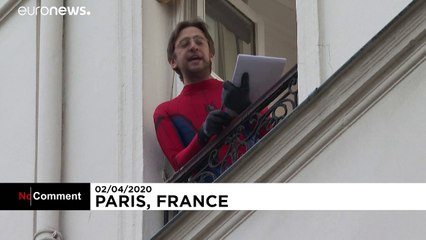 تلاش شهروند پاریسی برای سرگرم کردن همسایگان در دوران قرنطینه