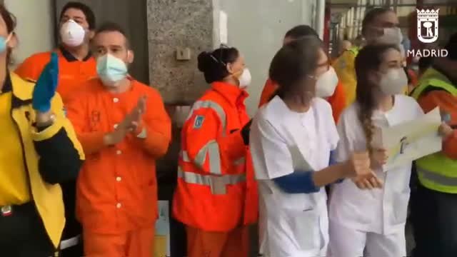 La banda de Música de la Policia de Madrid homenajea a enfermos y sanitarios de IFEMA