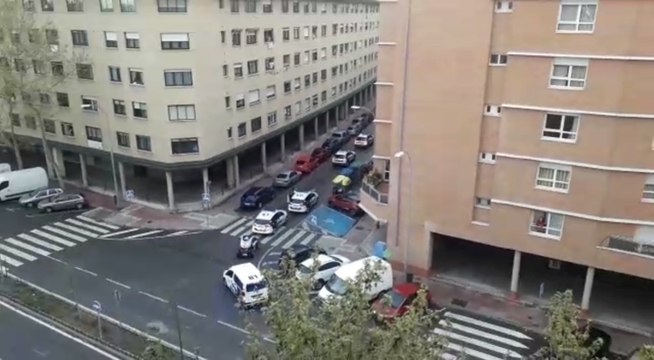 La policía de Alcalá de Henares hace sonar sus sirenas en el homenaje a los sanitarios