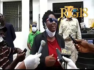 Eric Jean Baptiste distribiye materyèl nan Meri St Michel de l'Attalaye ak Ofelina kote sitwayen Bèj