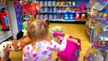 Kids Toy Videos US - Time to shopping at toys store-Hora de comprar en la tienda de juguetes