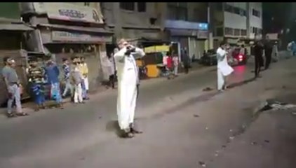 ರಸ್ತೆ ಮಧ್ಯೆಯೇ ನಿಂತು ಅಲ್ಲಾ ನ ಪ್ರಾರ್ಥನೆ ಮಾಡಿದ ಮುಸ್ಲಿಂ ಸಮುದಾಯ | Oneindia Kannada