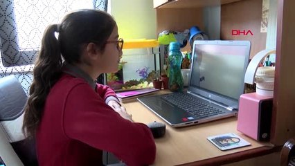 SİVAS Okulunu özleyen Esra, EBA'yı formasını giyerek takip ediyor