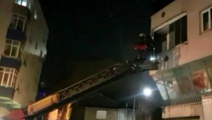 ''Evde hırsız var'' diye bağıran adam balkondan aşağıya atladı