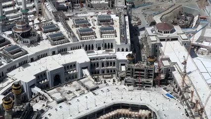 Koronavirüs nedeniyle kapatılan Kabe'nin etrafındaki tavaf alanı boş haliyle görüntülendi