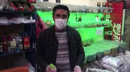 Müşteriden aldığı paraları sirke ve kolonya ile dezenfekte ediyor