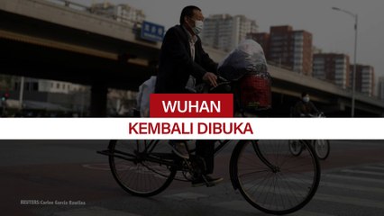 Tenaga medis dari Provinsi Jilin memeluk rekannya ketika bersiap untuk pulang di Bandara Internasional Tianhe Wuhan.