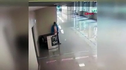 Sağlık çalışanlarının çanta ve cüzdanını çalan hırsız kamerada