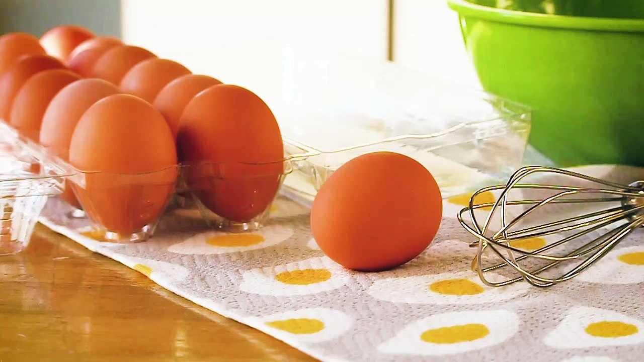 The Best Method for Cracking an Egg Without Shell Shards
