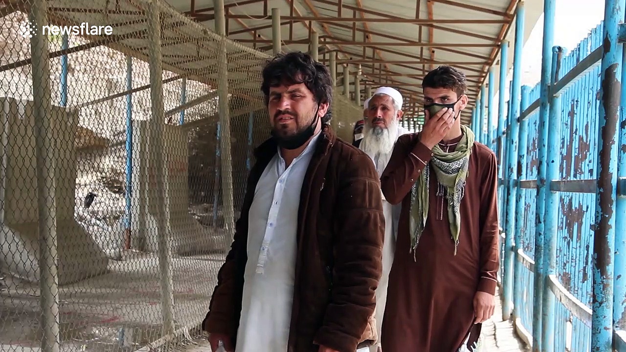 Pakistan opens border to allow stranded Afghans to return home in coronavirus prevention measure