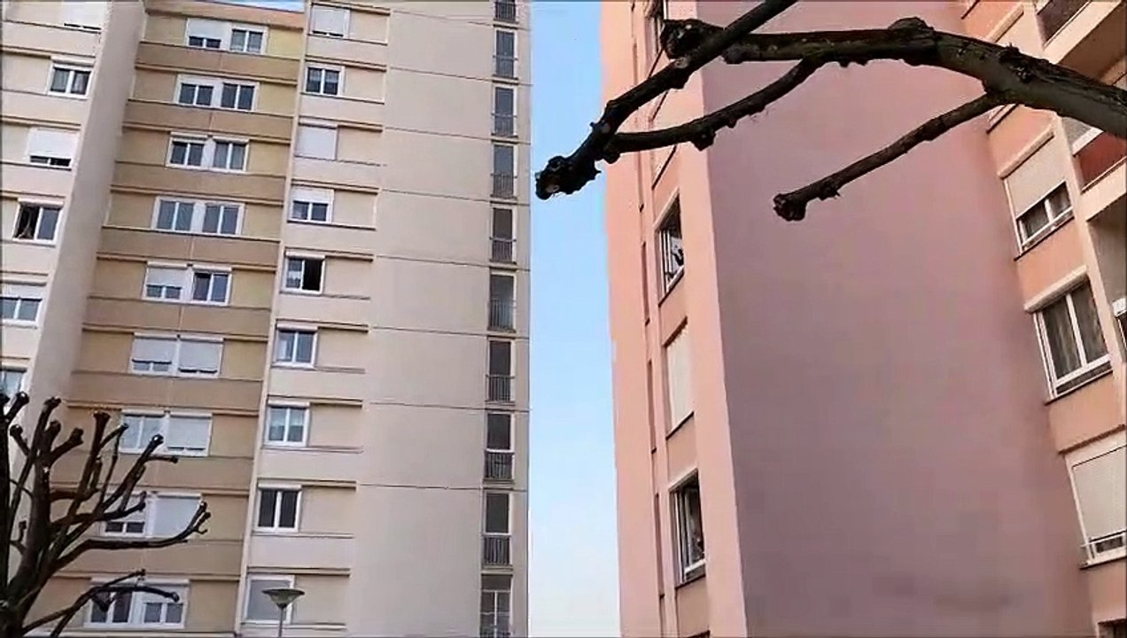 Vesoul : le quartier des Bains à fond derrière les soignants