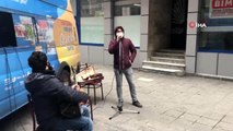 Korona virüse karşı moral timi: Sokak sokak gezip konser veriyorlar