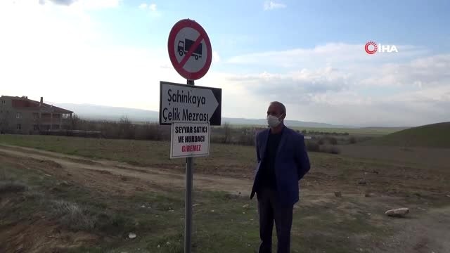 Muhtar yolları kapattı, seyyar satıcı ve hurdacıların girişlerini yasakladı