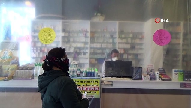 Koronavirüs Salgınına Karşı Eczaneyi Naylonla Kapladılar