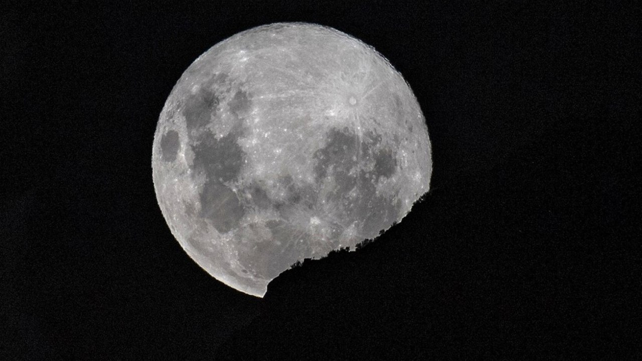 World witnesses supermoon from lockdown