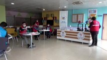 Erciş'te gönüllü gençler sağlık çalışanları için maske üretiyor - VAN