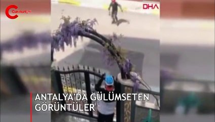 Babası kamerayla kayıttayken polis sireni çalarsa...