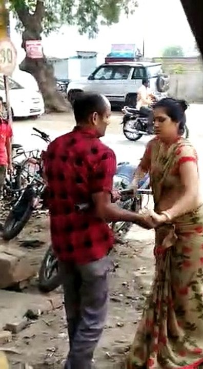 मुझे मेरी बीवी से बचाओ...बात बात पर डंडे से मारती है बीवी- वीडियो हुआ वायरल देखें