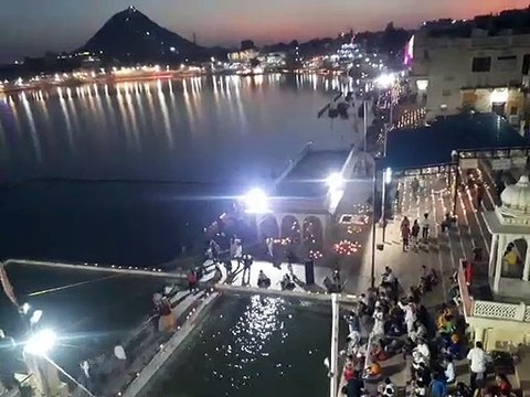 पुष्कर में श्रद्धालुओं का सैलाब, लगाई सरोवर में लगाई डुबकी