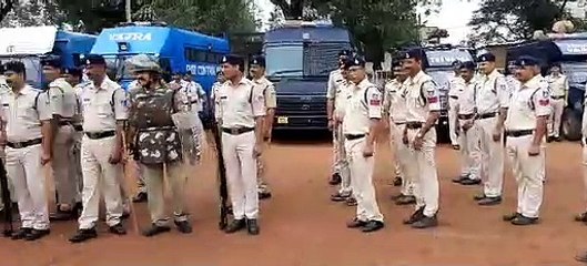 बलवा ड्रिल रिहर्सल में दाया-बाया में कंफ्यूज हुए पुलिस जवान